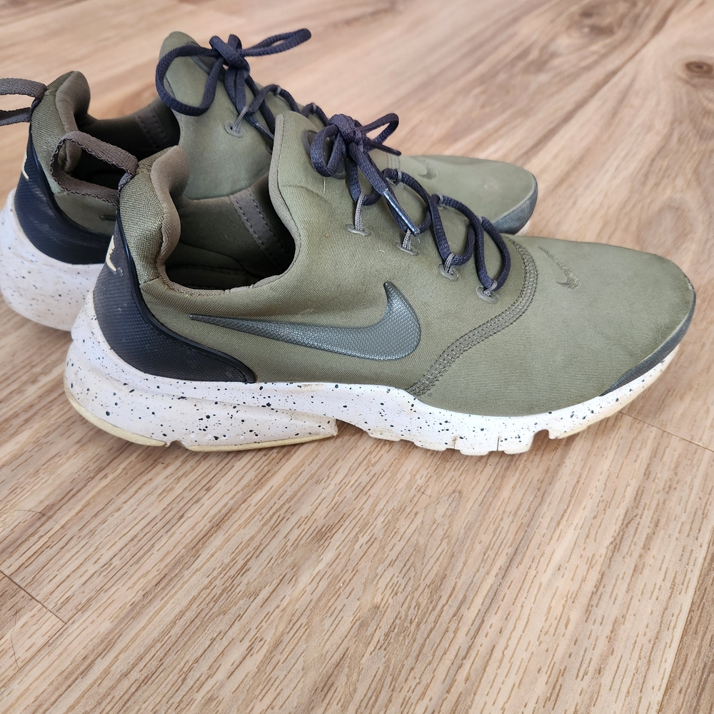 Nike Kids Sneakers in Olive and Black